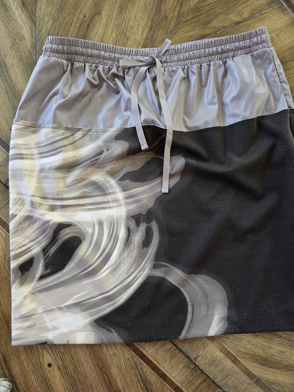 NWOT Simply Vera by Vera Wang Abstract Swirl Pull-On Skirt in Taupe,  Size S